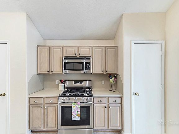 5th image of 2226 Hollyfield Ln