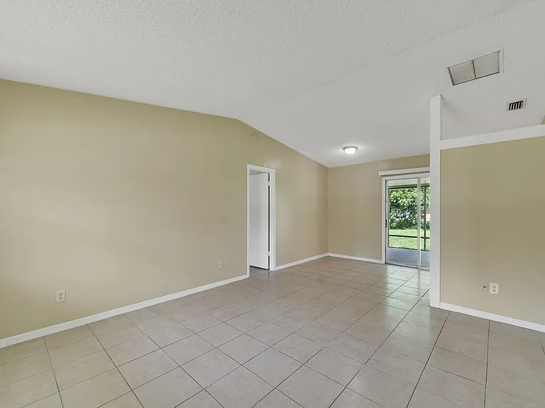 205 SW Voltair Ter — Photo 8
