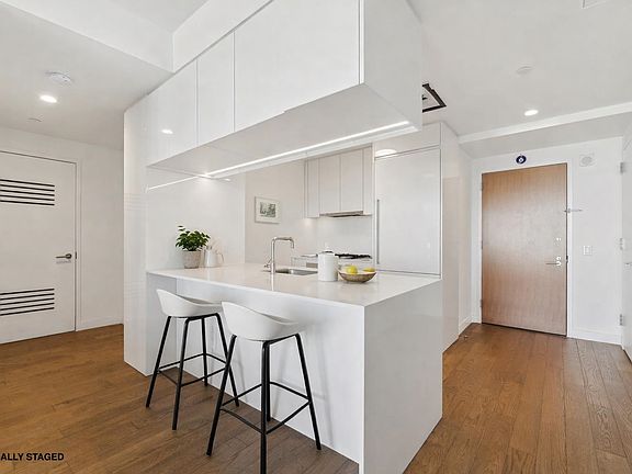 2nd image of 99 Hudson St #2607