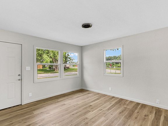 3rd image of 1408 Hedge Rd