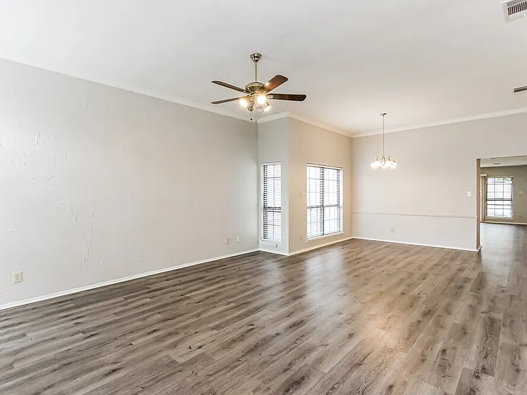 1435 Colborne Dr — Photo 4