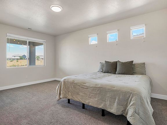 4th image of 409 N Sage Grouse Dr
