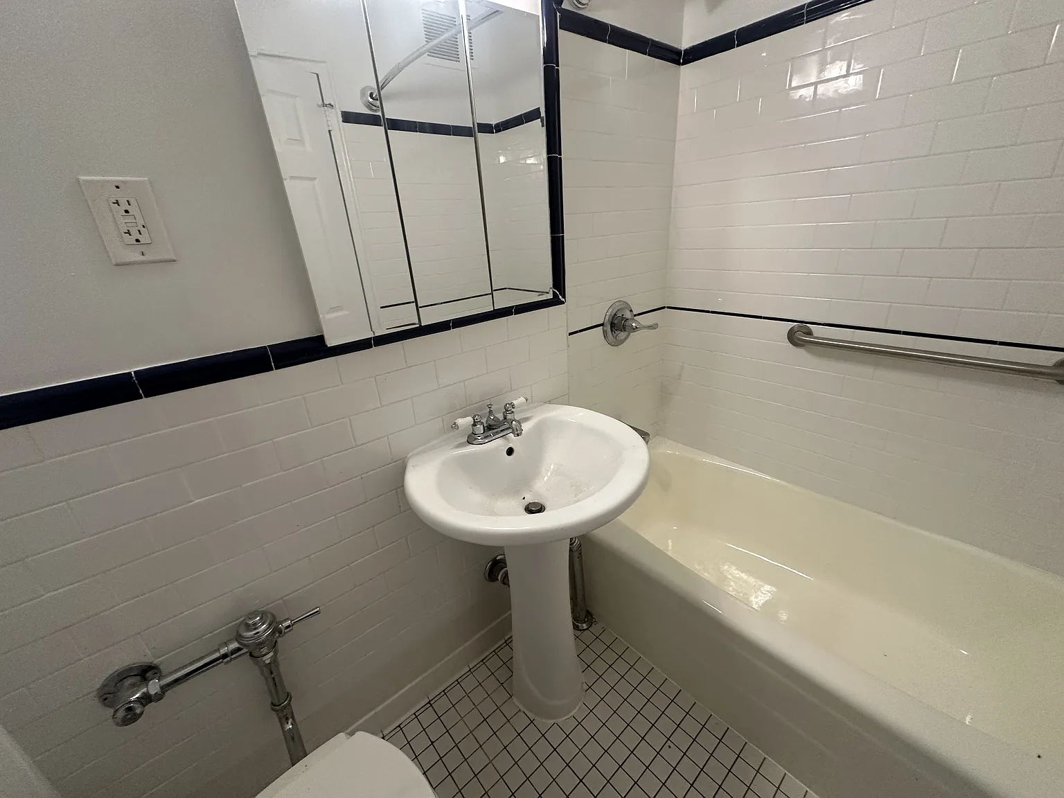 81-31 Baxter Avenue — Photo 4