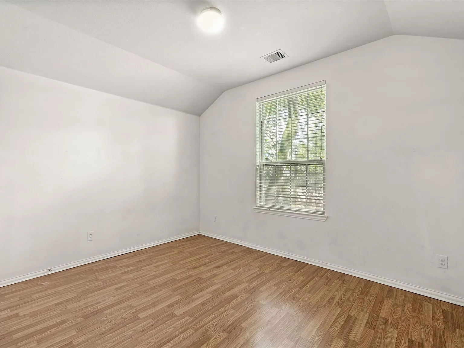 3 bed, 2.0 bath, 1846 sqft, $2,050 — Photo 4