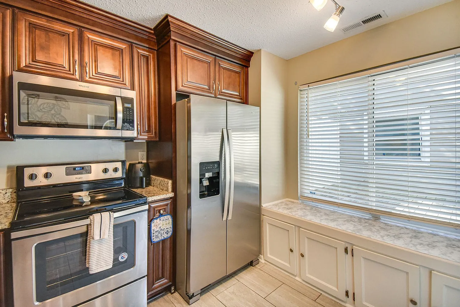 3 bed, 2.0 bath, 1345 sqft, $3,465 — Photo 4