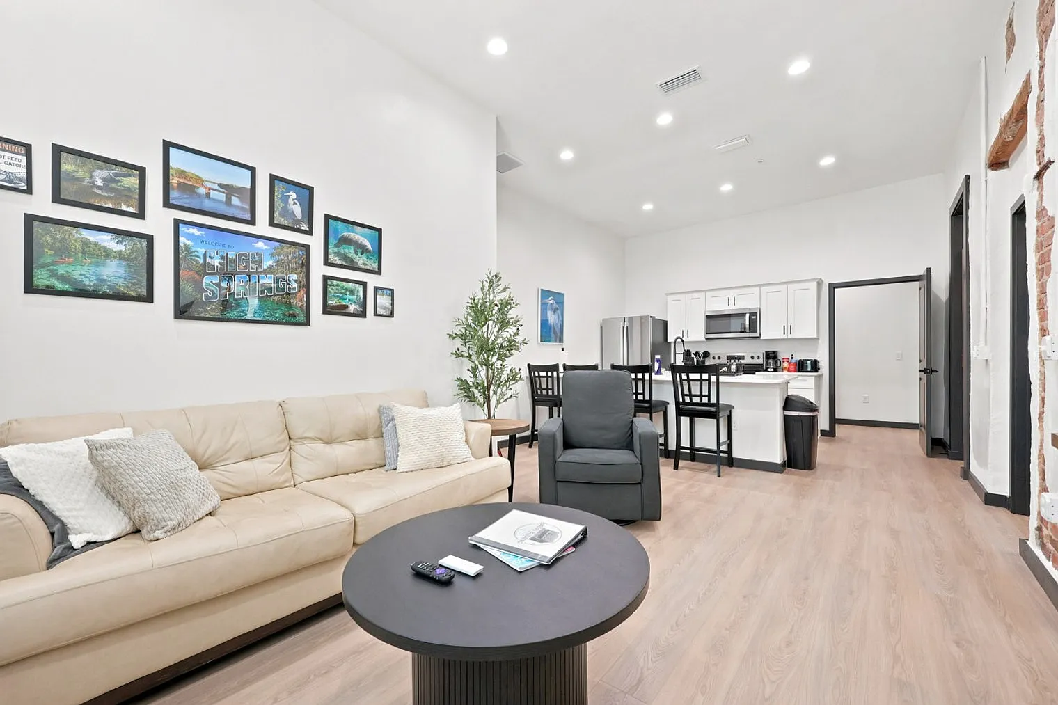 2 bed, 2.0 bath, 861 sqft, $3,964 — Photo 3