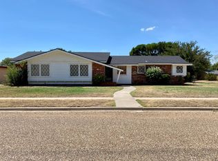 802 2nd St, Plains, TX 79355