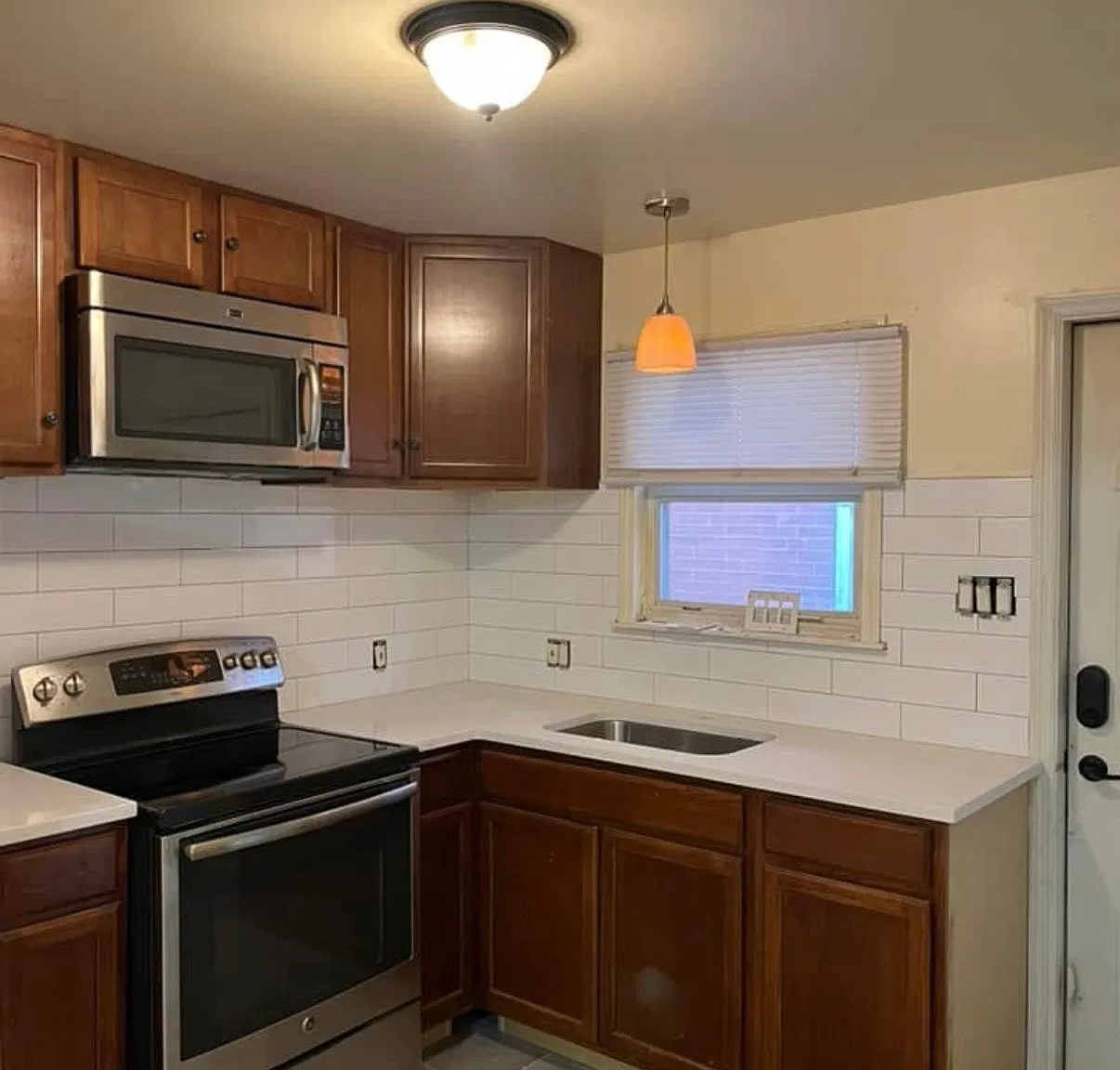 4 bed, 858 sqft, $1,300 — Photo 3