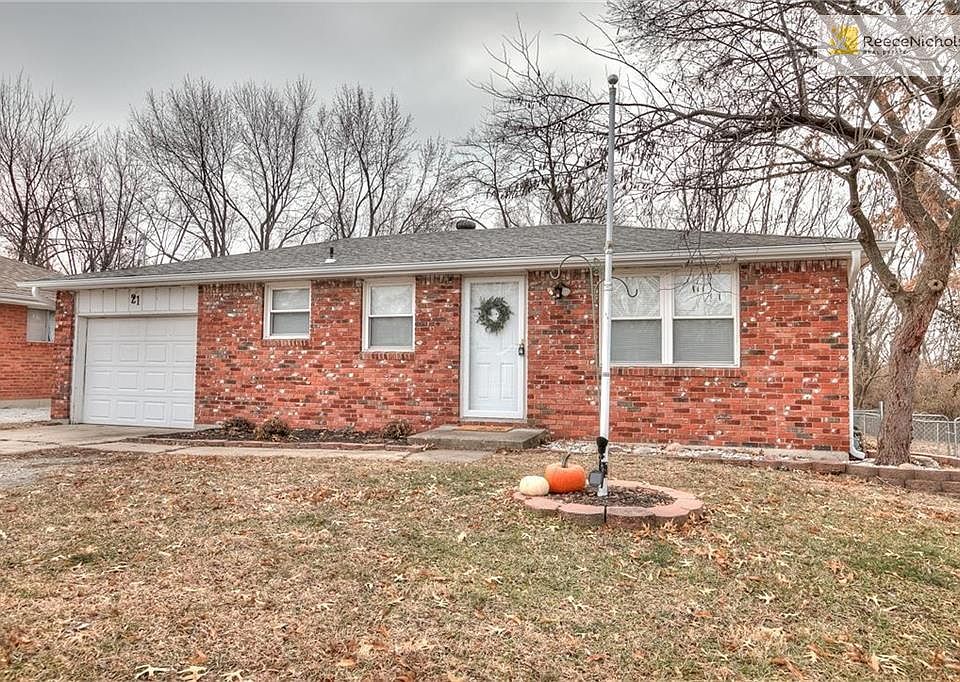 Front of the home.  It has a brand new roof, new fascia and gutters!!!