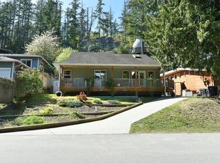 5689 Salmon Dr, Sechelt, BC V7Z 0L8