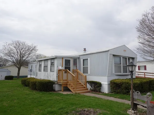 718 Century Ests, Galesburg, IL 61401