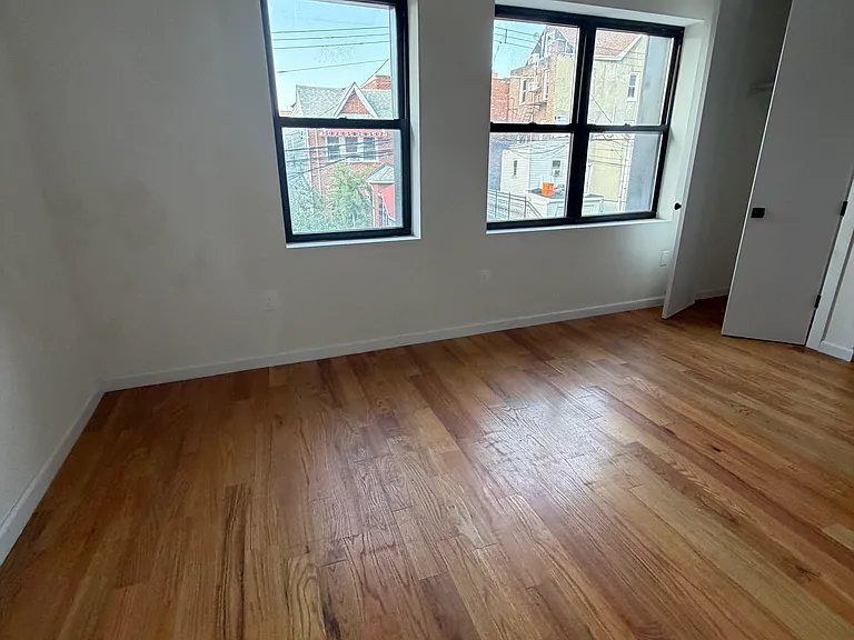 864 E 215th St #2F — Photo 5