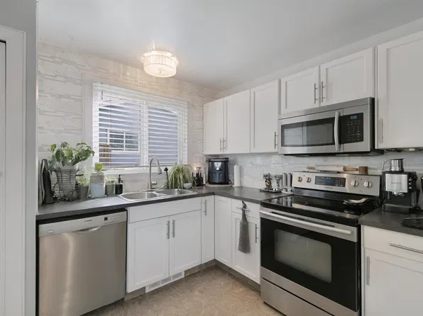 4528 35th Ave NW, Edmonton, AB T6L 3P9