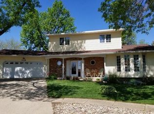 206 Fairway Dr, Yankton, SD 57078