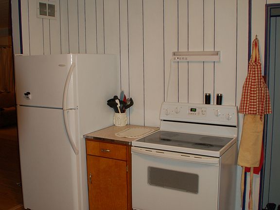 4th image of 45 Rose Ave S