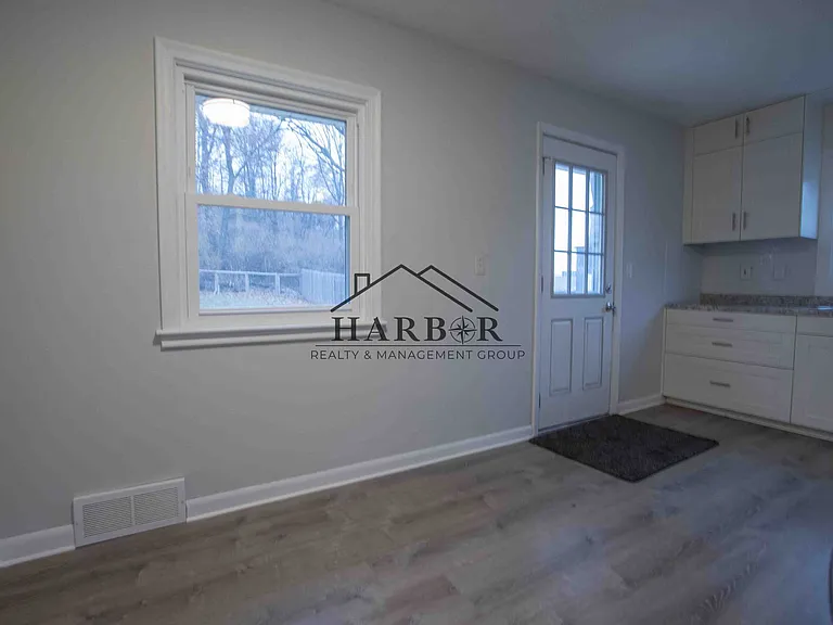 303 21st Ave SW — Photo 2