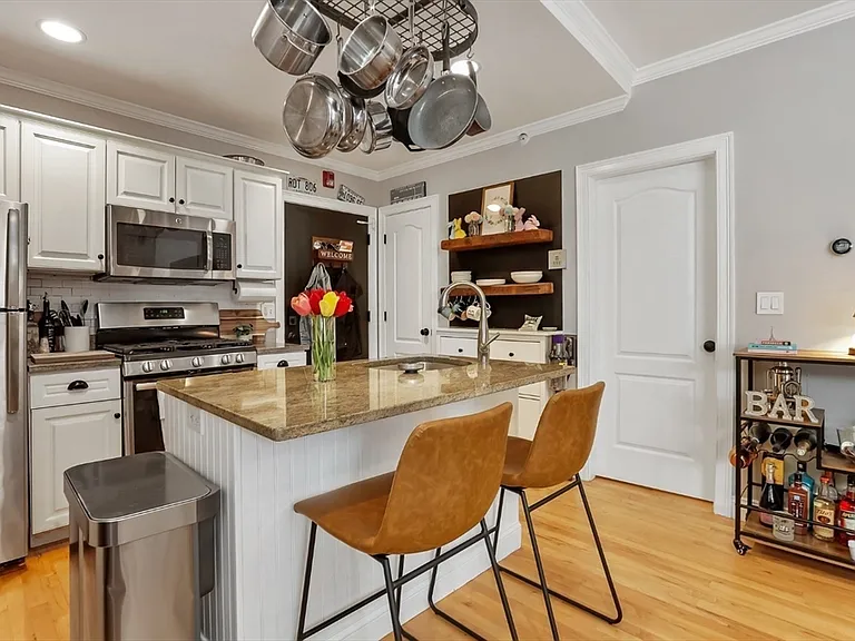 454 Hanover St #4 — Photo 7