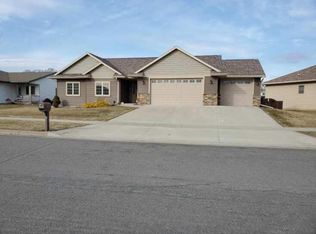 719 Rolling Oaks Dr, Onalaska, WI 54650