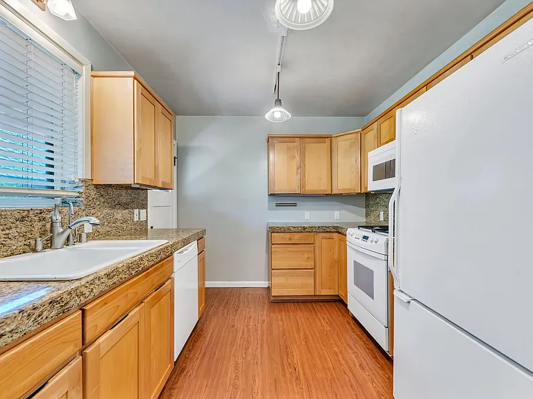 760 Marsh Ave — Photo 14
