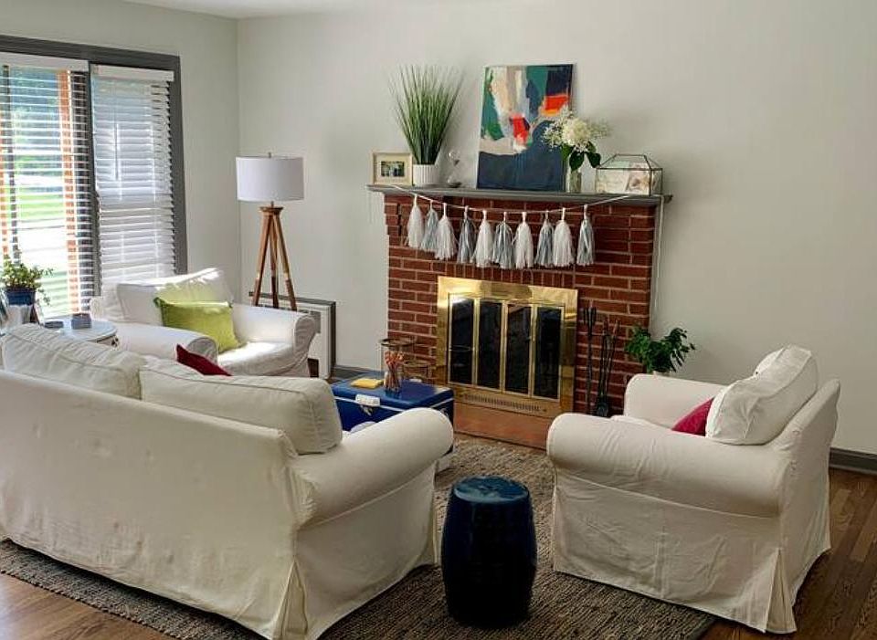 1147 Kensington ; Living Room