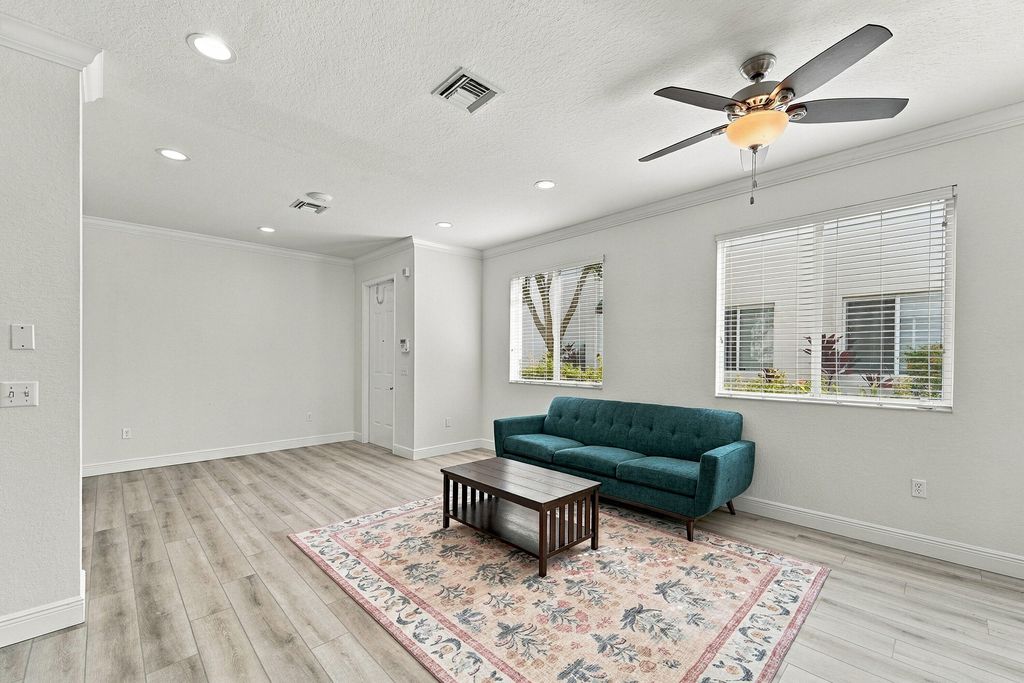 712 SE 2nd Street, photo 8