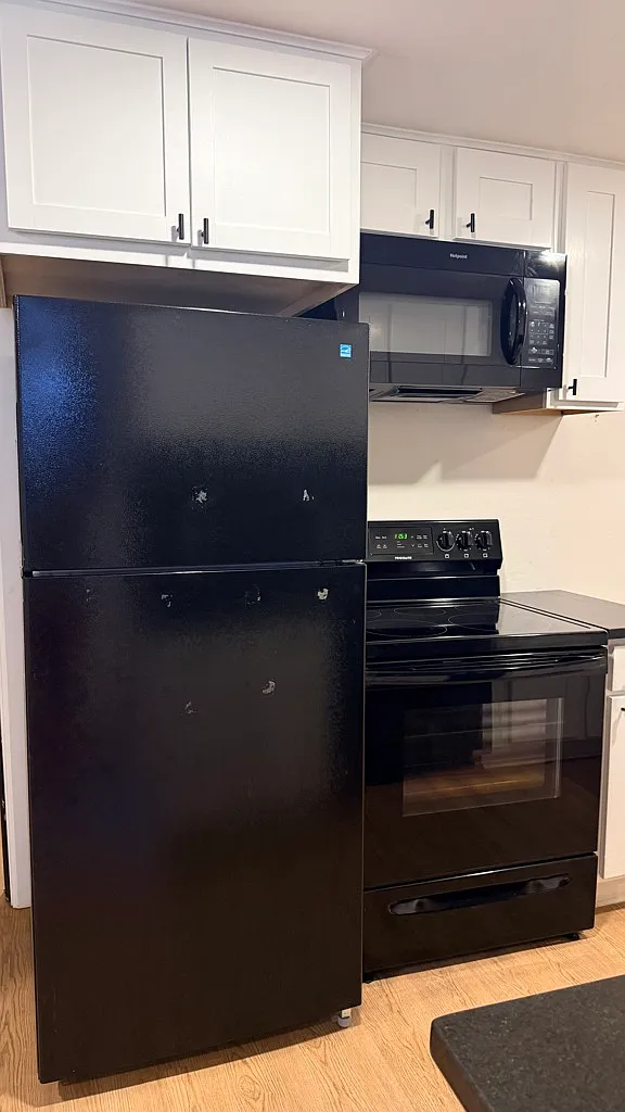 Spacious Renovated Condo 2 Bedroom / 2 Bath / Gated Parking with Laundry — Photo 4