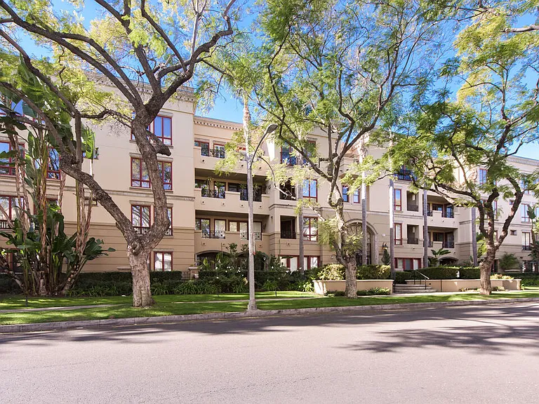 411 N Oakhurst Dr #305 — Photo 1
