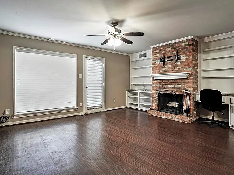 1807 Saxony Ln — Photo 3