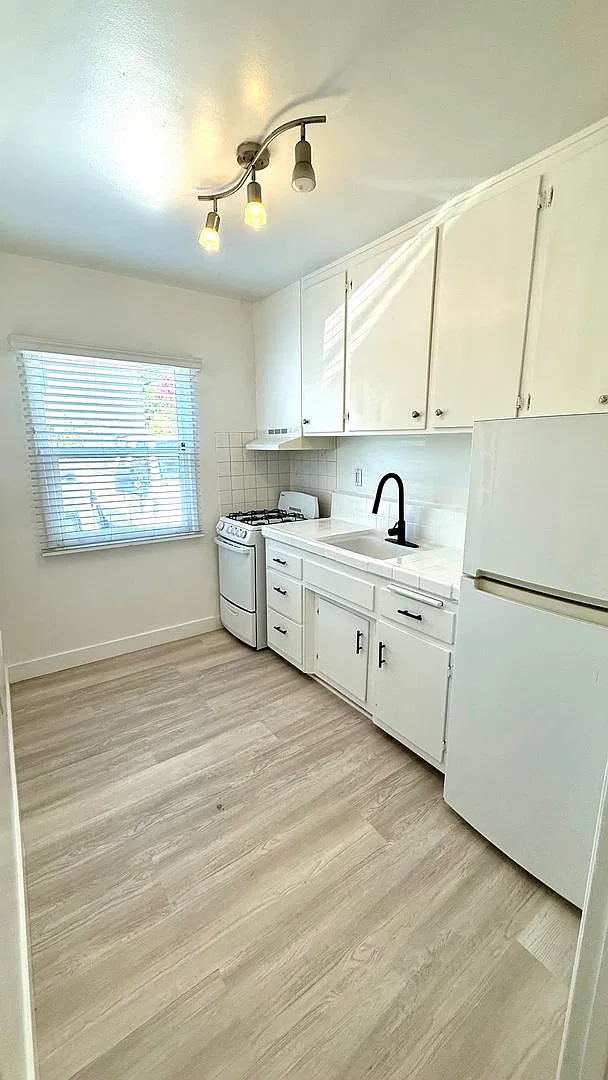 2021 W Olive Ave Burbank, CA 91506 — Photo 2