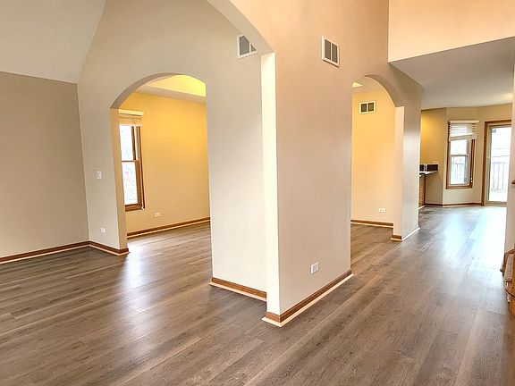 3rd image of 1404 Lily Cache Ln