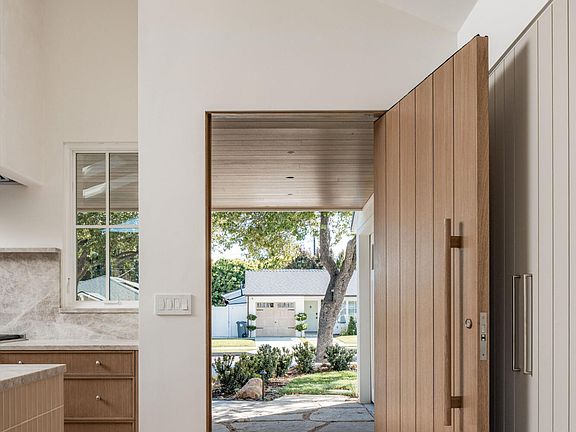 4th image of 262 Santa Catalina St