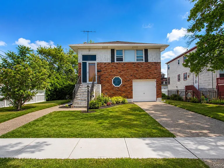 26 Lancaster Rd #UPPER — Photo 1