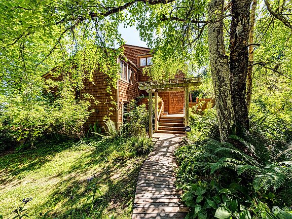 3rd image of 947 Tamarack Lane