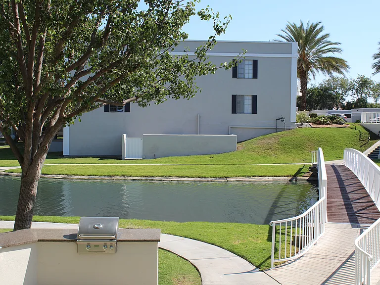 Versailles on the Lake Apartments — Photo 54