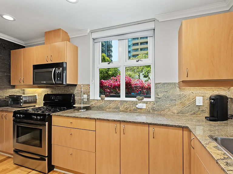 300 W Beech St #3 — Photo 5