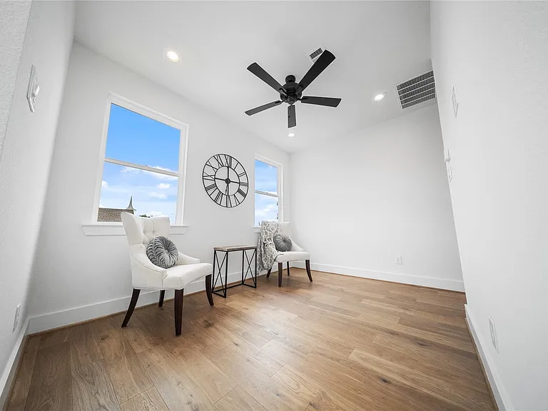 1120 Hogan St — Photo 9
