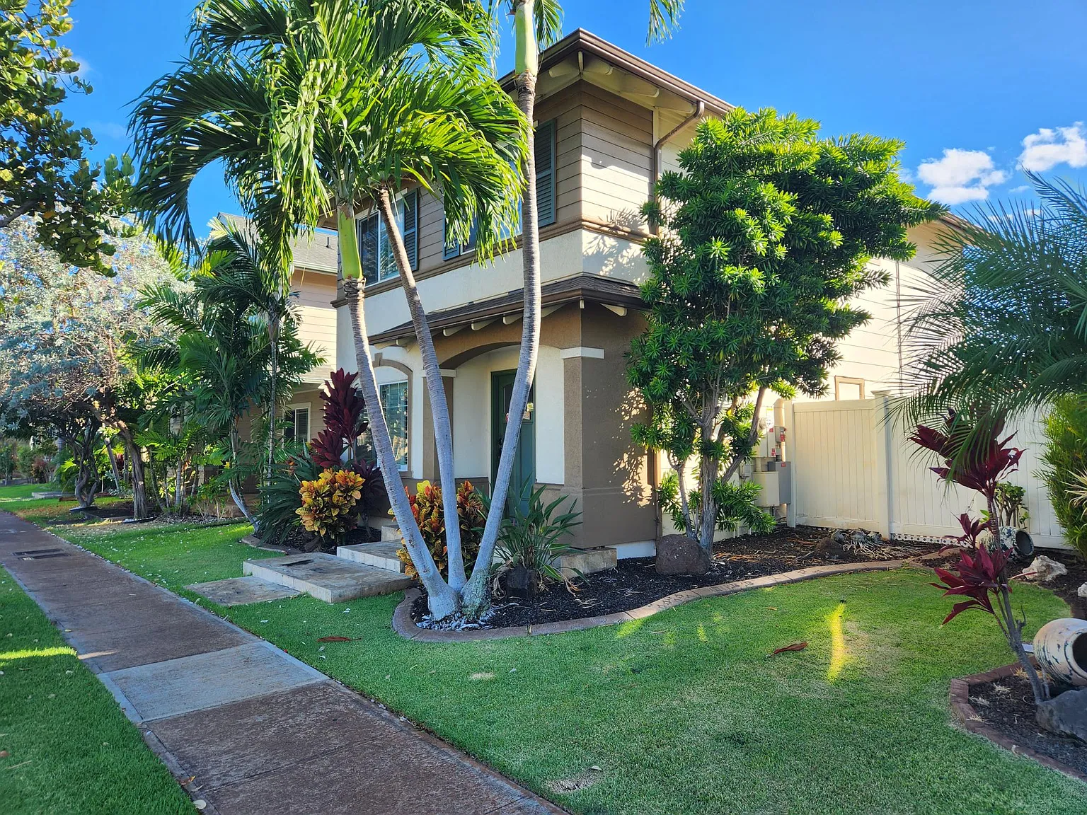 3 bed, 2.5 bath, 1380 sqft, $3,800 — Photo 2
