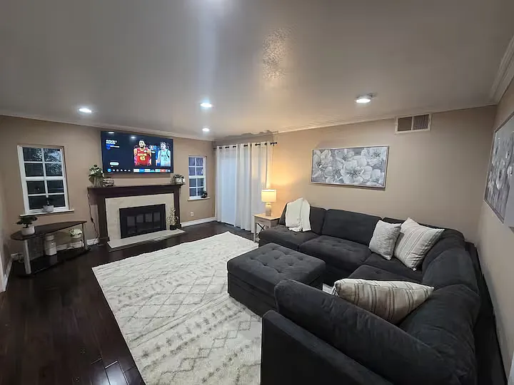4 bed, 2900 sqft, $9,000 — Photo 1