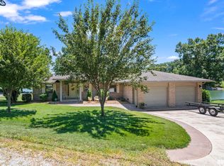 39 Apple Ln, Petersburg, IL 62675