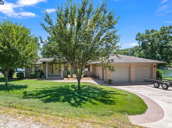 39 Apple Ln, Petersburg, IL 62675