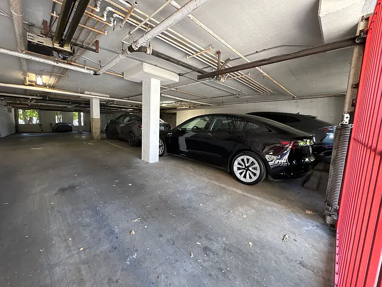 8915 Burton Way — Photo 30