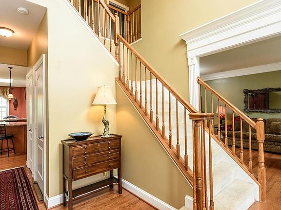 3rd image of 10 Oakwood Farm Ln