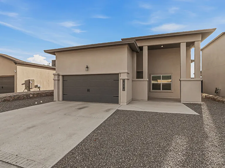 212 Lydia St — Photo 2