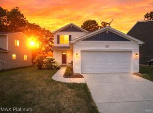 2793 Sycamore River Dr, Fowlerville, MI 48836