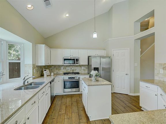 5th image of 602 Easton Ln
