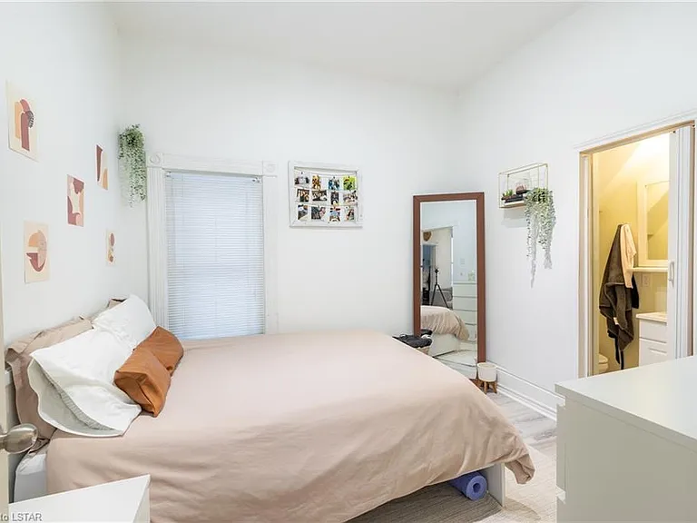 960 Richmond St — Photo 10