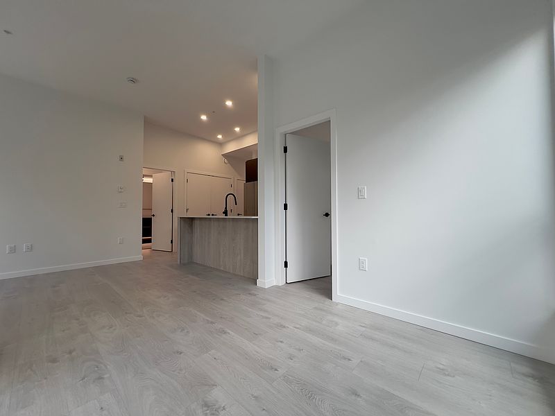 Surrey Apartment for rent - 2 Bedrooms — photo 15