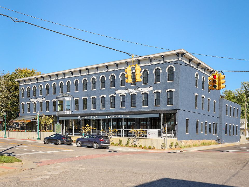 1st image of 400 N River St #305