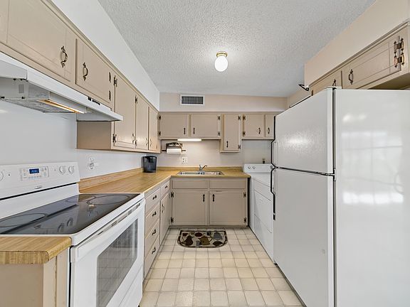 2nd image of 10045 Imperial St