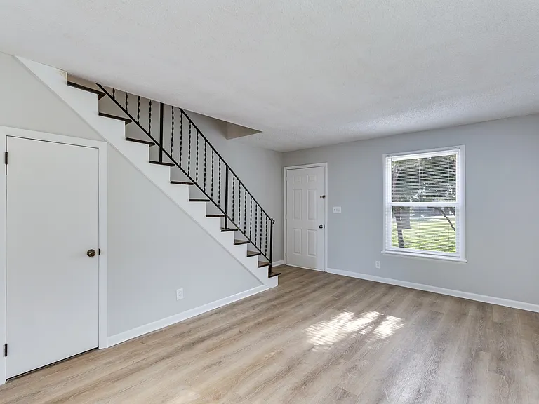 1032 Hickory Hill Ln — Photo 12